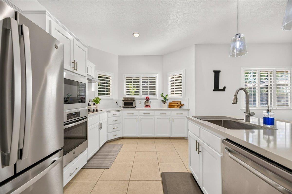 2291 E La Quinta Dr, Fresno, CA 93730