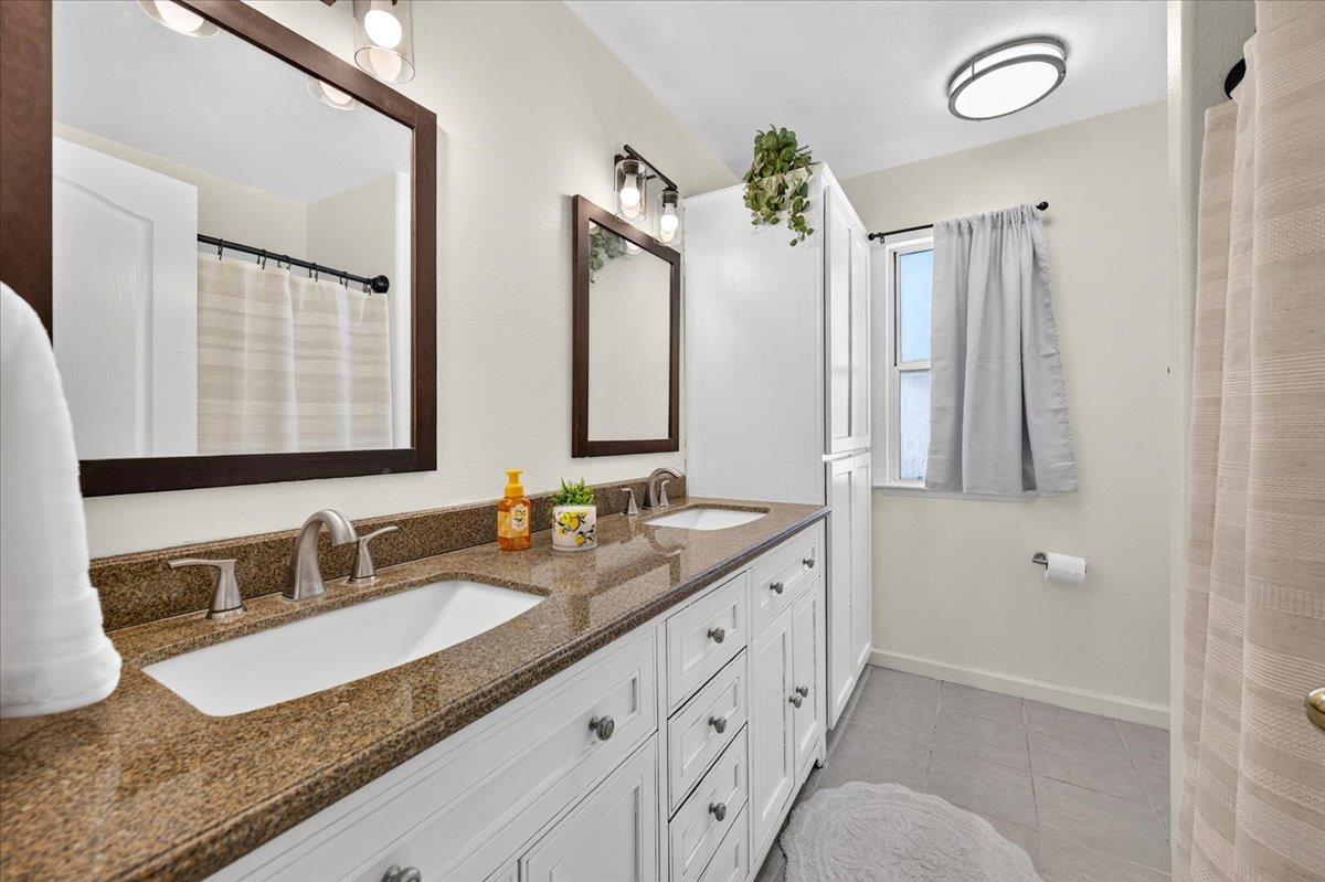 2291 E La Quinta Dr, Fresno, CA 93730