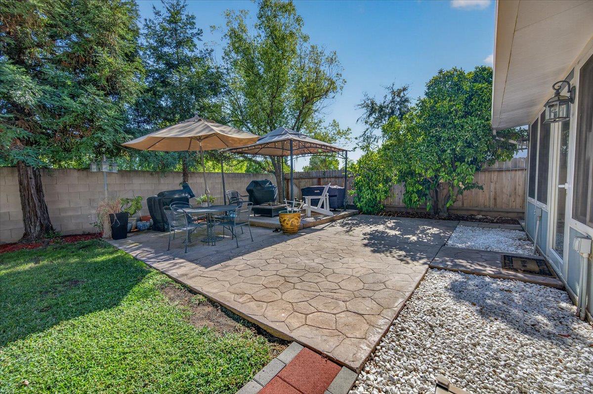 2291 E La Quinta Dr, Fresno, CA 93730