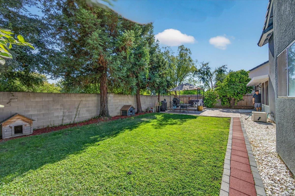 2291 E La Quinta Dr, Fresno, CA 93730