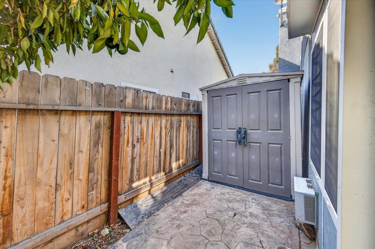 2291 E La Quinta Dr, Fresno, CA 93730