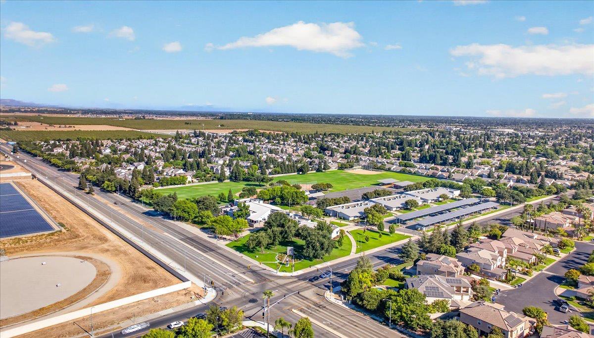 2291 E La Quinta Dr, Fresno, CA 93730