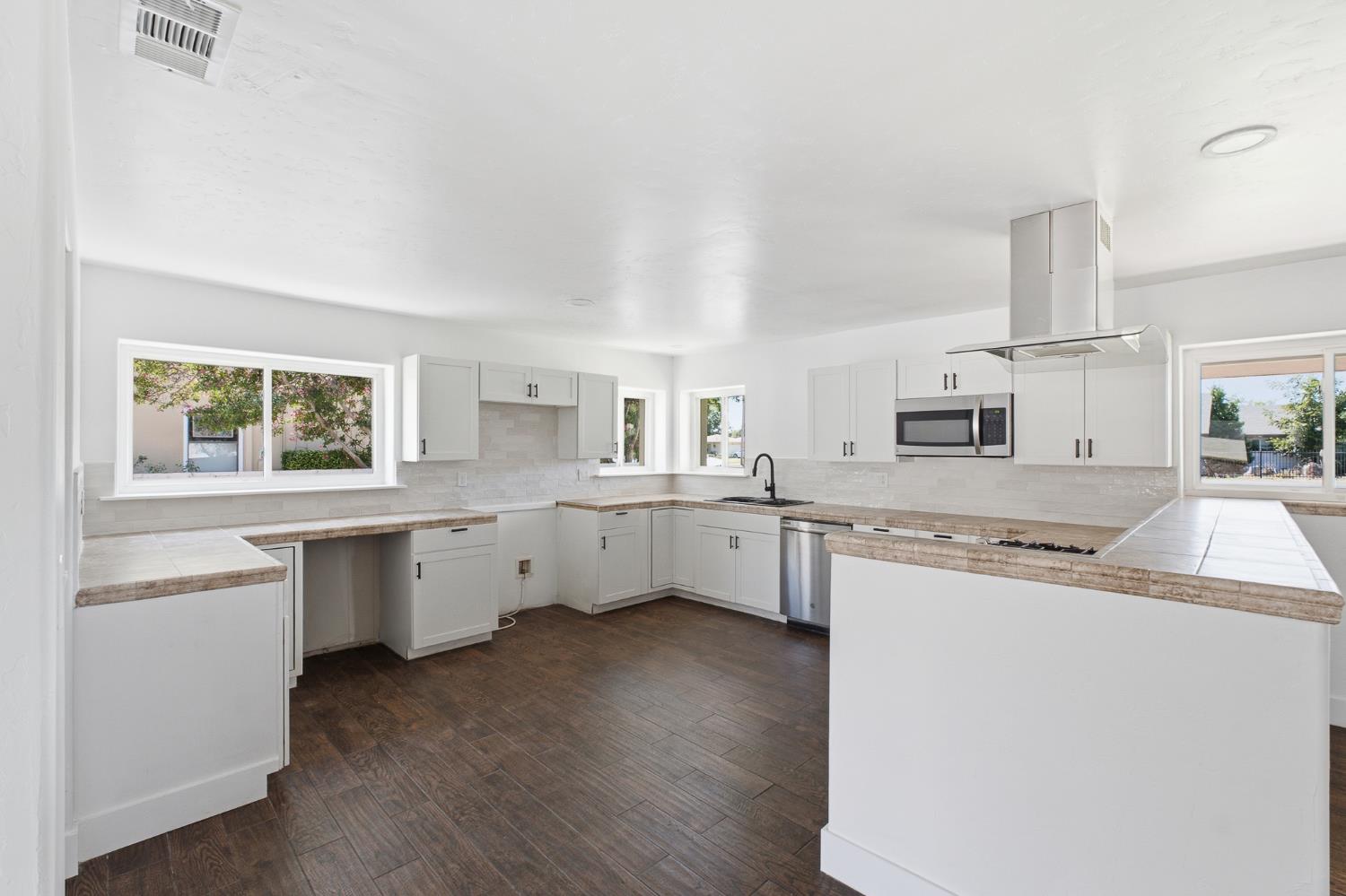 2146 N Maple Ave, Fresno, CA 93703