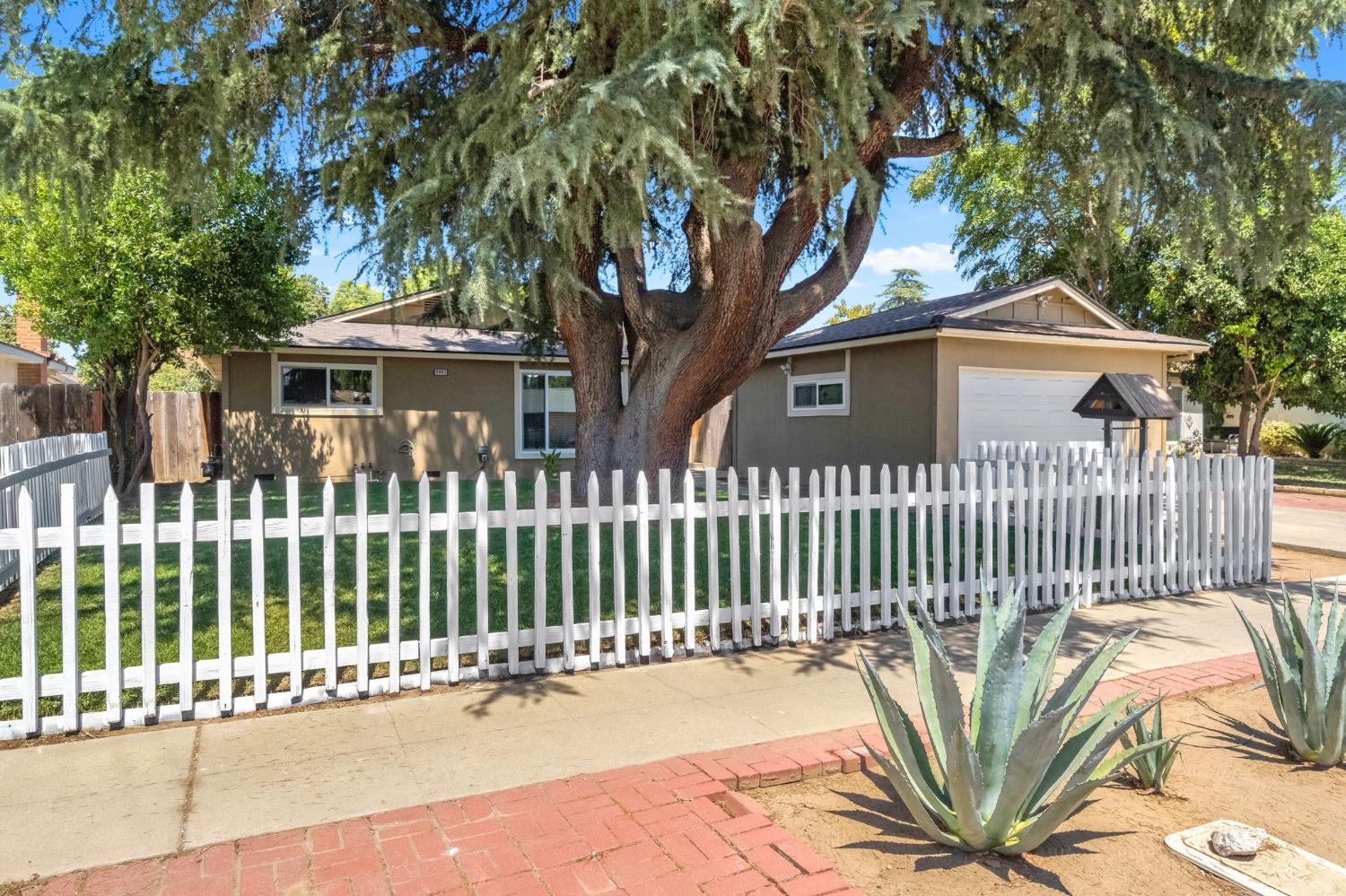 4887 E Pico Ave, Fresno, CA 93726