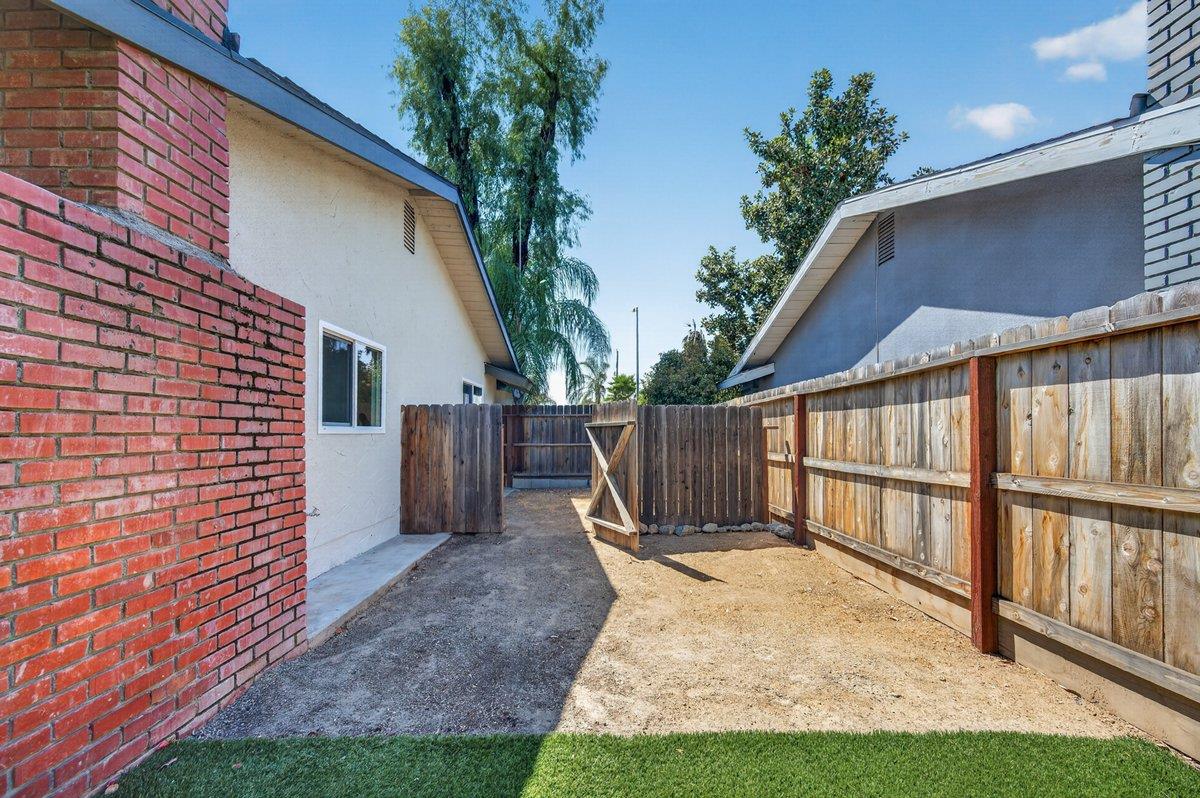 451 Mcarthur Ave, Clovis, CA 93611