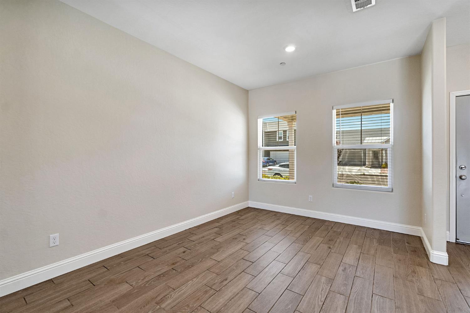 454 S Apricot Ave, Fresno, CA 93727