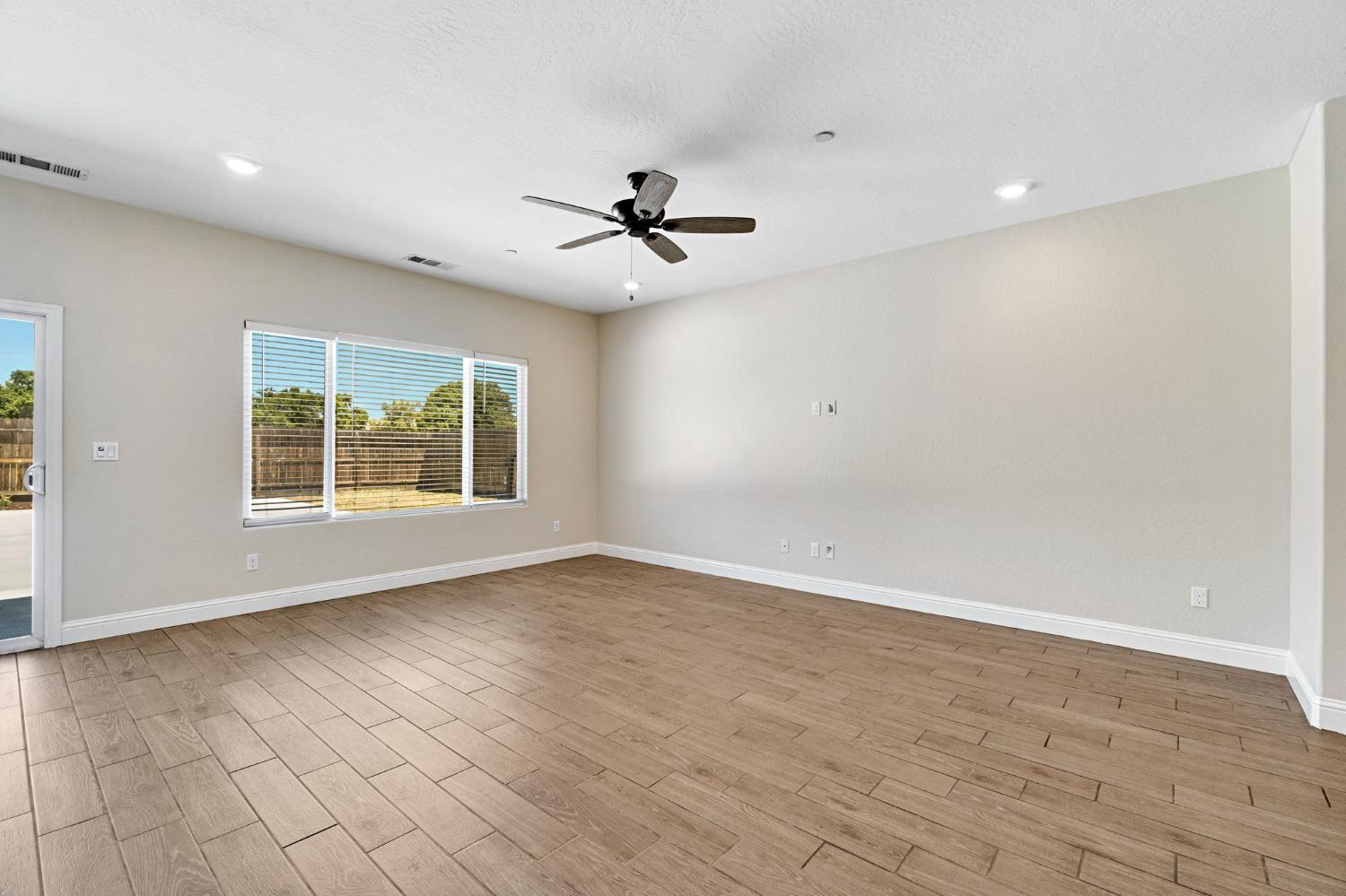 454 S Apricot Ave, Fresno, CA 93727