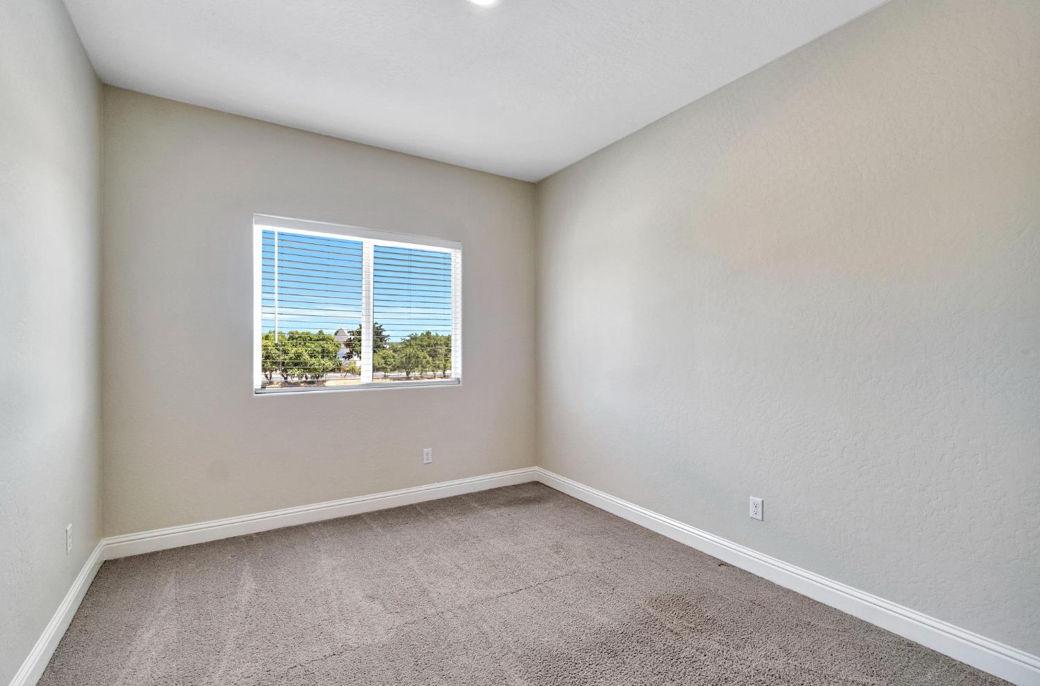 454 S Apricot Ave, Fresno, CA 93727