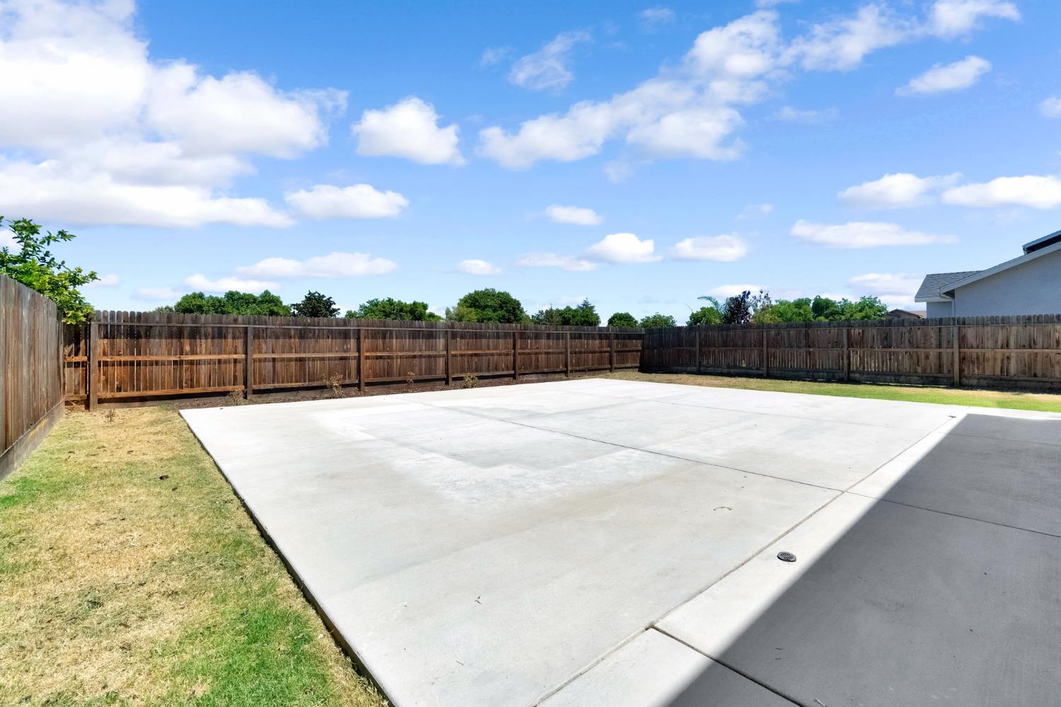 454 S Apricot Ave, Fresno, CA 93727