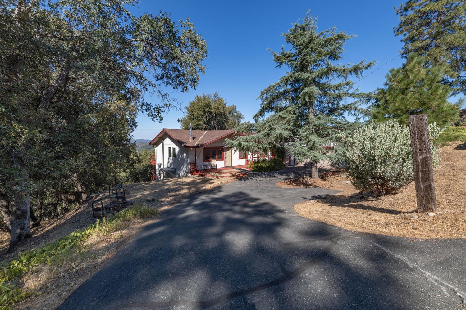 51300 Buckskin Ln, Oakhurst, CA 93644