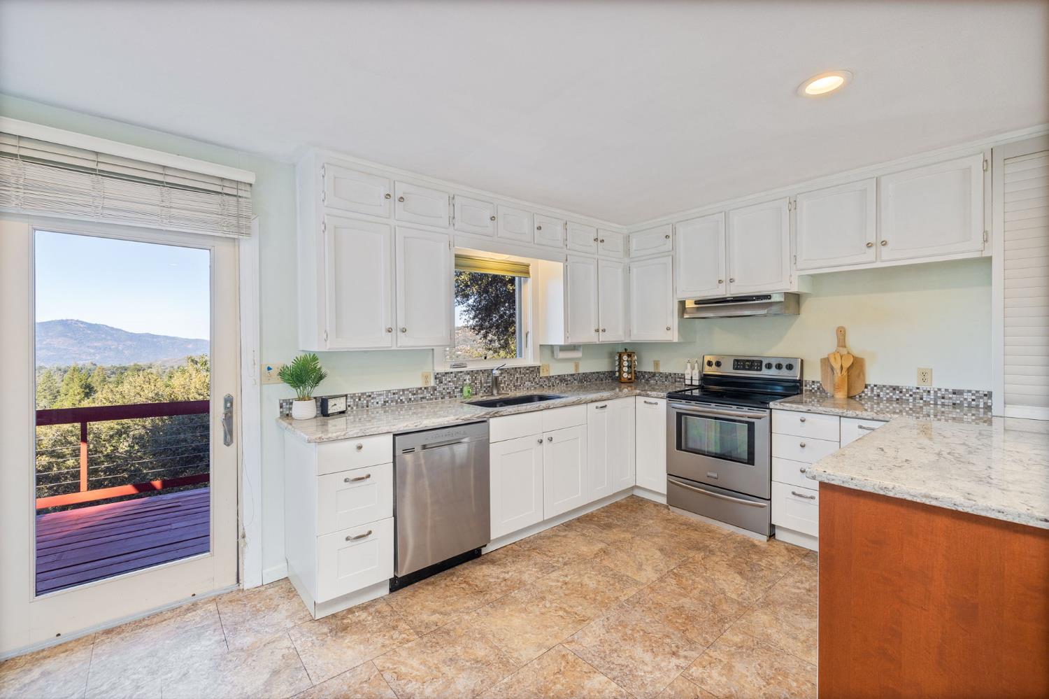 51300 Buckskin Ln, Oakhurst, CA 93644