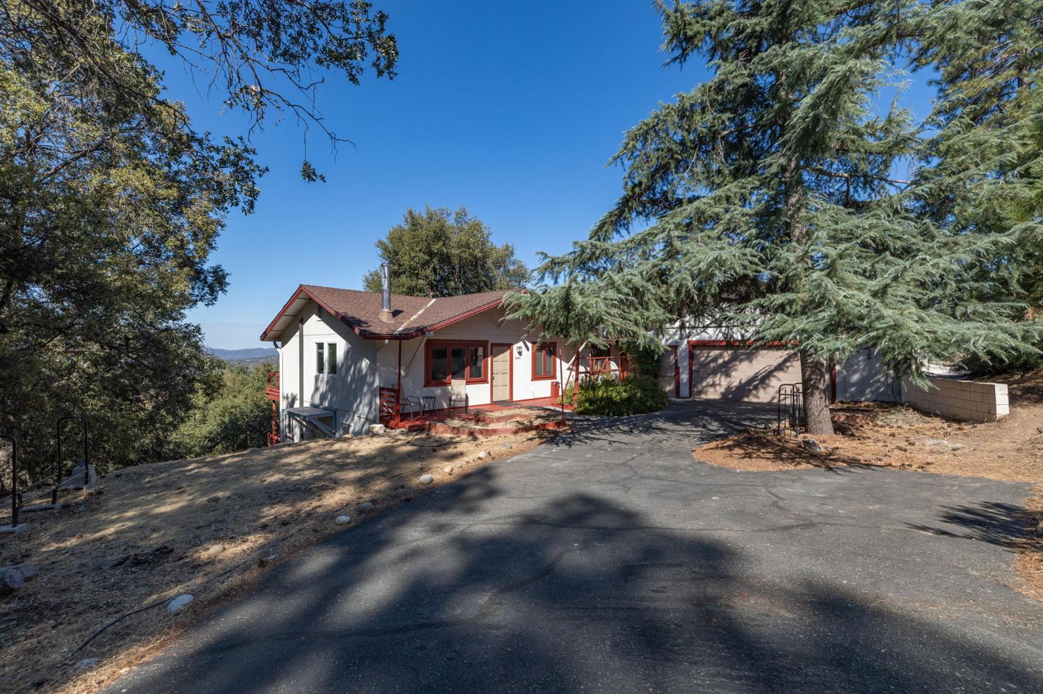 51300 Buckskin Ln, Oakhurst, CA 93644