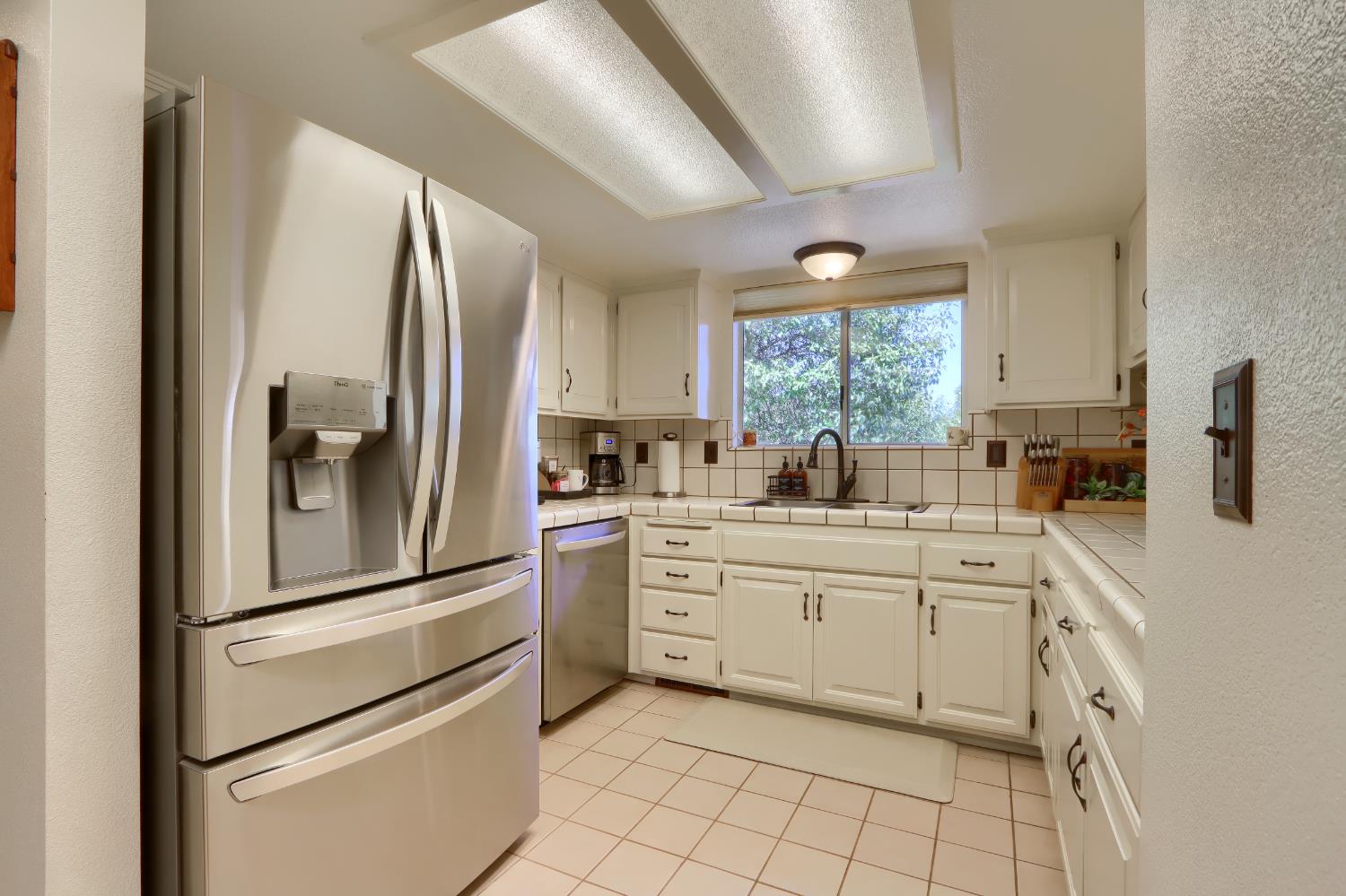38393 Crestview Ln, Oakhurst, CA 93644