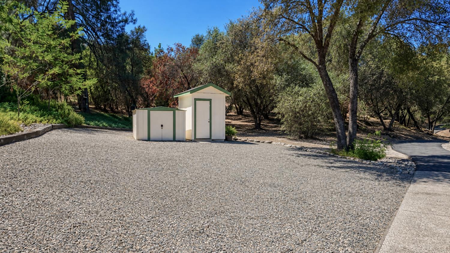 38393 Crestview Ln, Oakhurst, CA 93644