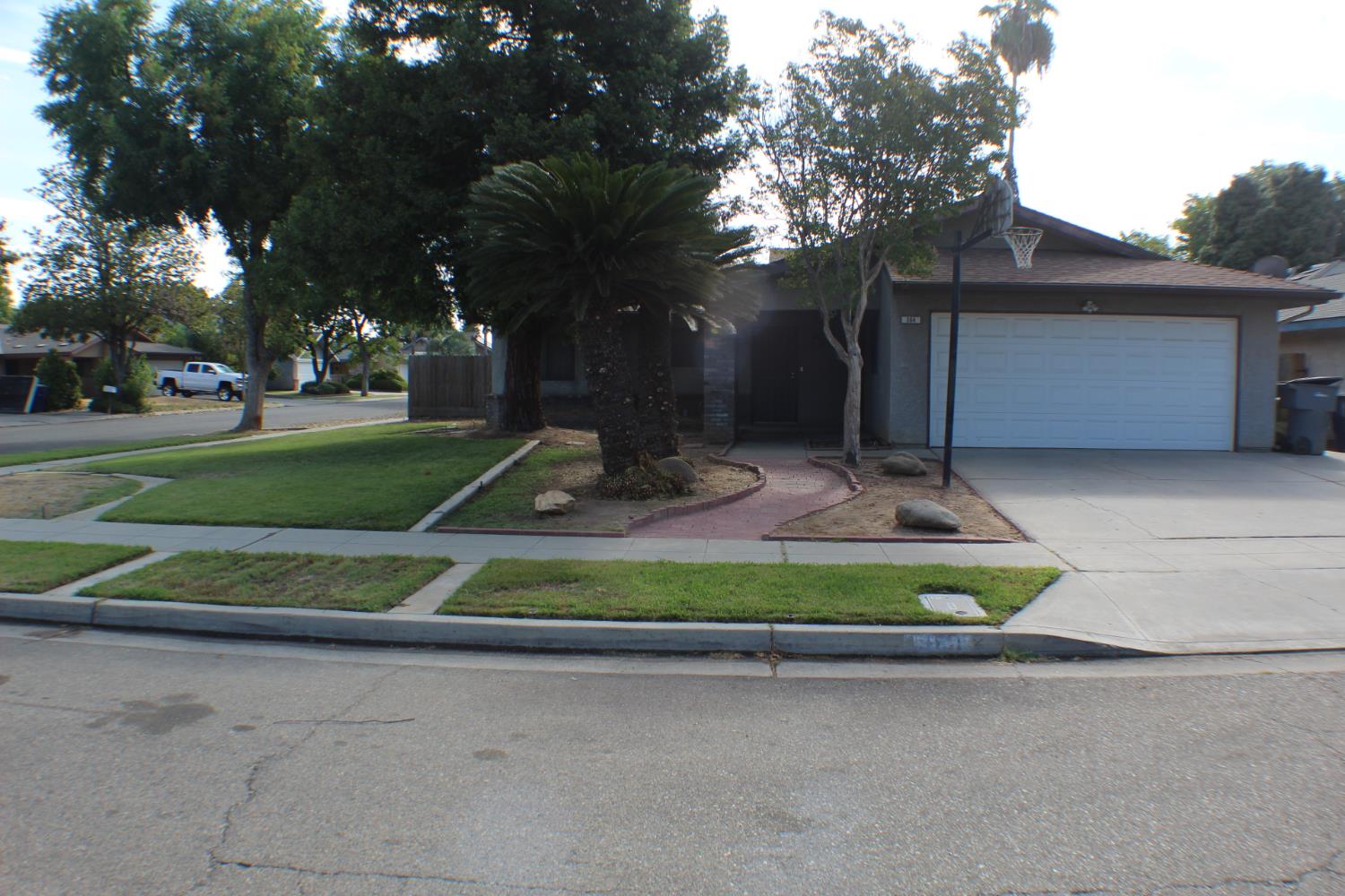 364 N Sunnyside Ave, Fresno, CA 93727