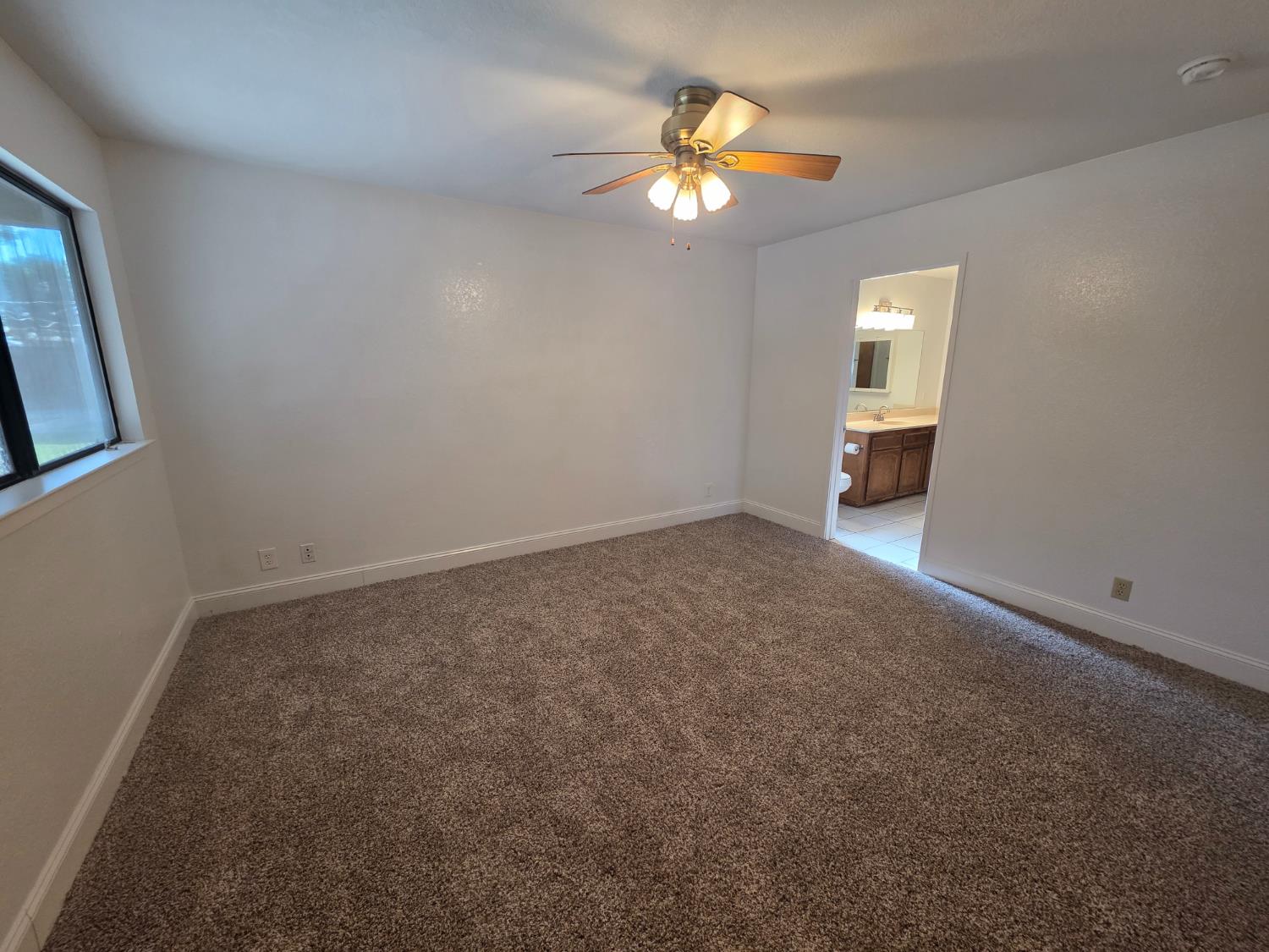 364 N Sunnyside Ave, Fresno, CA 93727