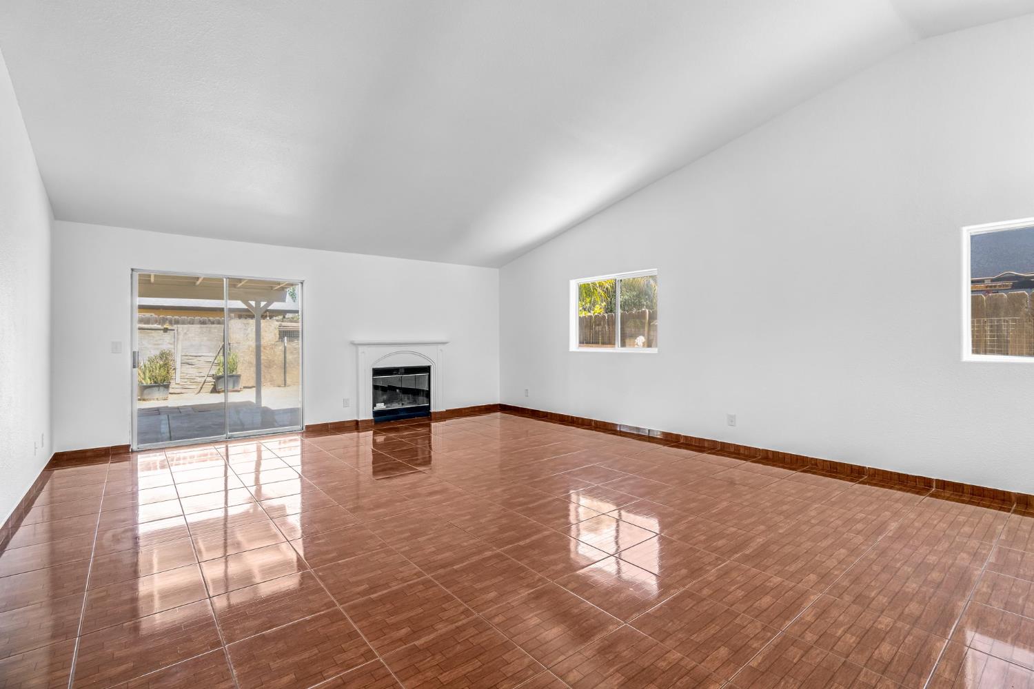 5798 W Acacia Ave, Fresno, CA 93722
