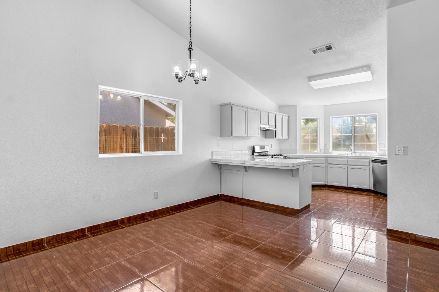 5798 W Acacia Ave, Fresno, CA 93722