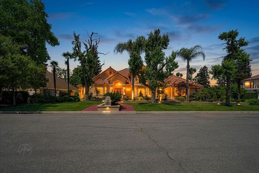10111 N Spanish Bay Dr, Fresno, CA 93720