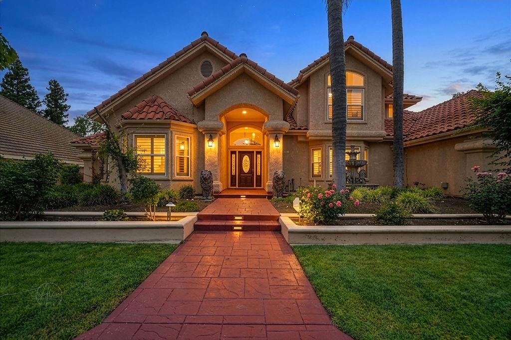 10111 N Spanish Bay Dr, Fresno, CA 93720