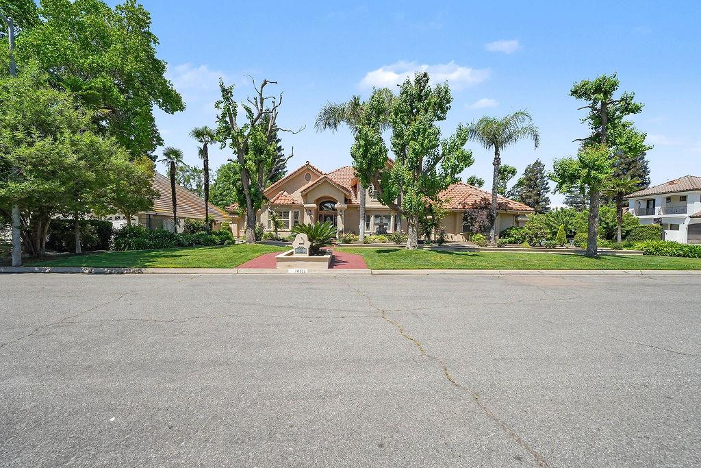 10111 N Spanish Bay Dr, Fresno, CA 93720