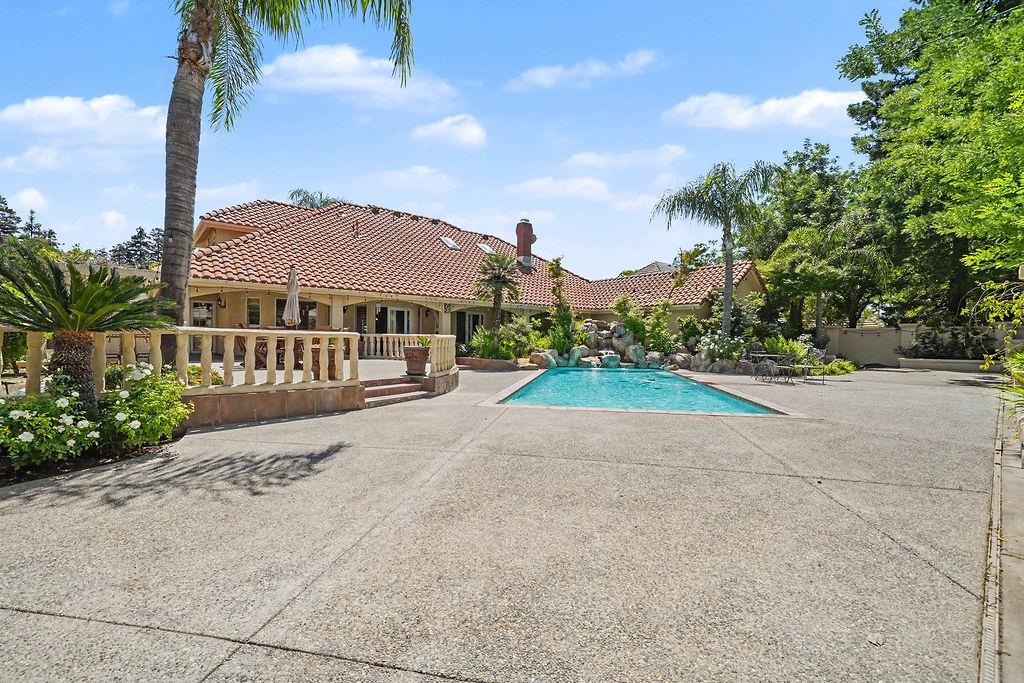 10111 N Spanish Bay Dr, Fresno, CA 93720