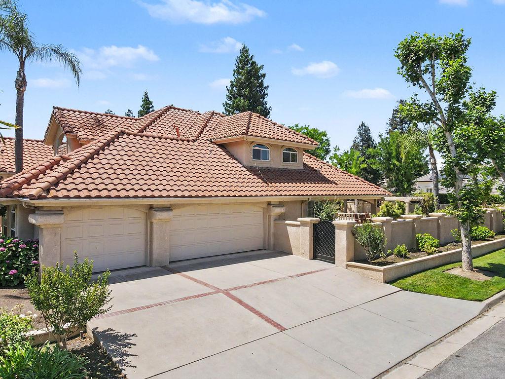 10111 N Spanish Bay Dr, Fresno, CA 93720
