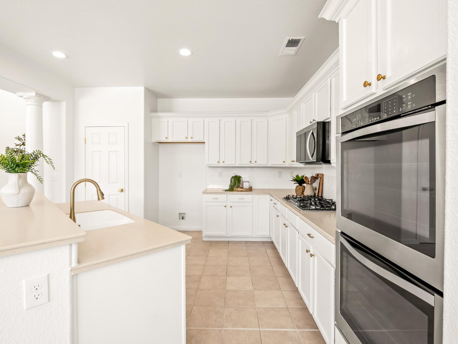 2711 E Shea Dr, Fresno, CA 93720