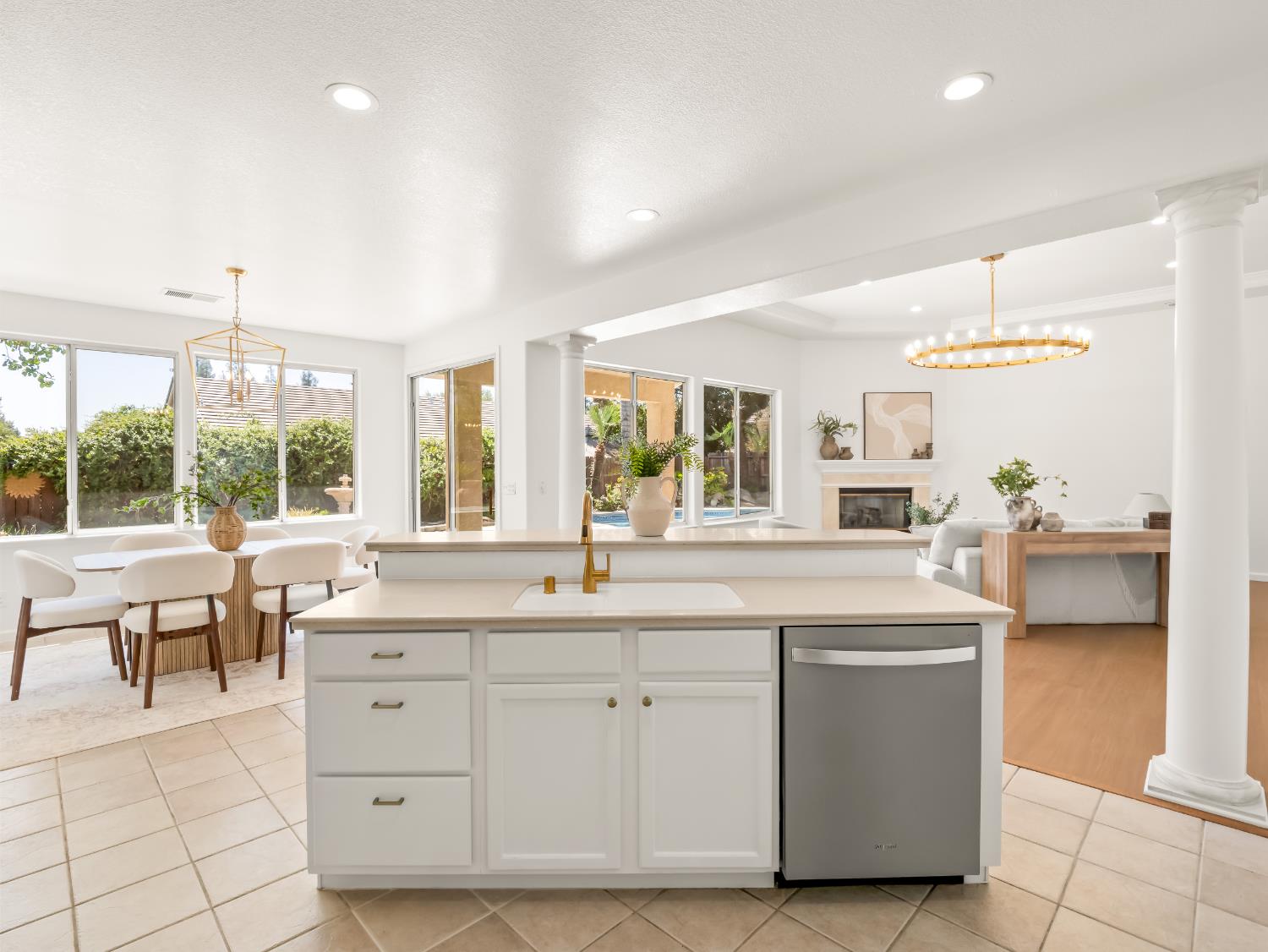 2711 E Shea Dr, Fresno, CA 93720