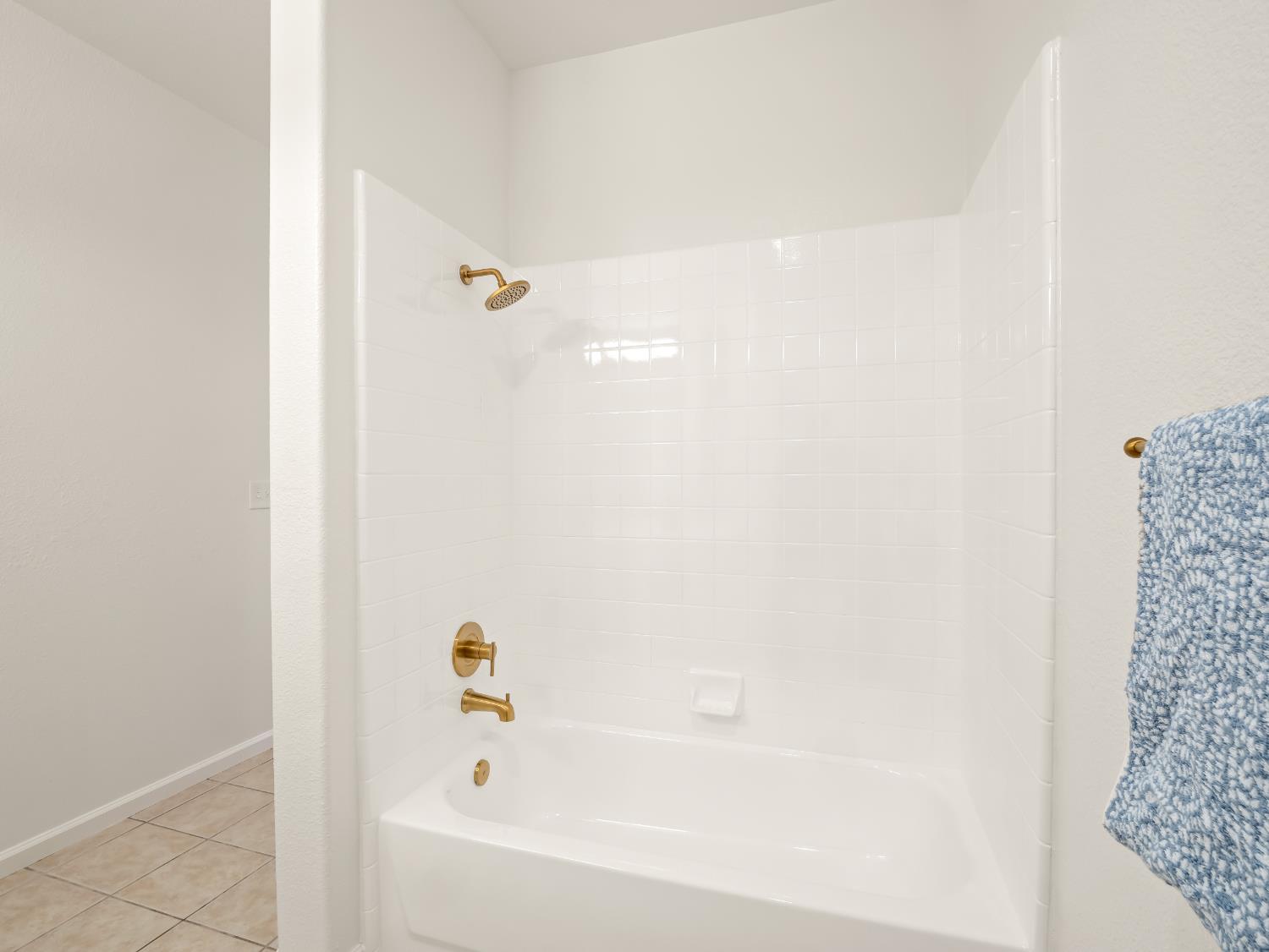 2711 E Shea Dr, Fresno, CA 93720