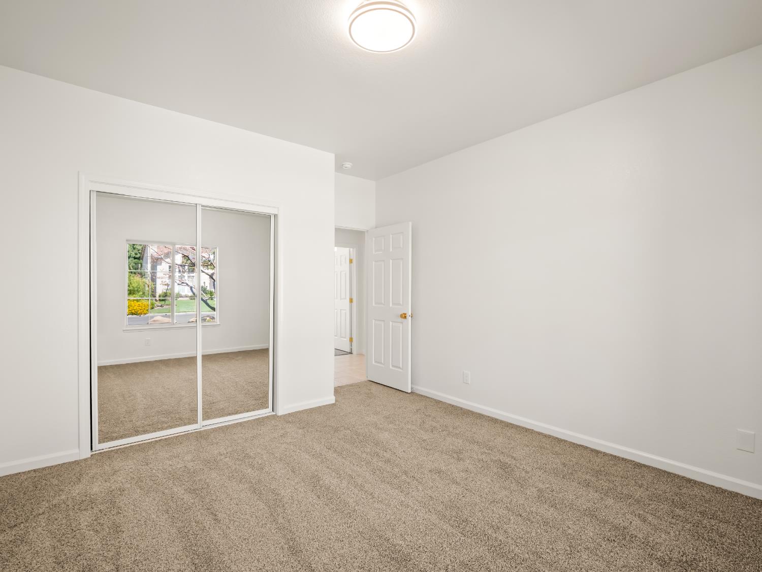 2711 E Shea Dr, Fresno, CA 93720