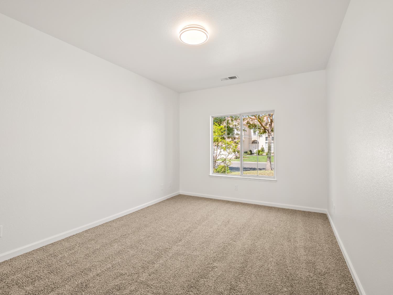2711 E Shea Dr, Fresno, CA 93720