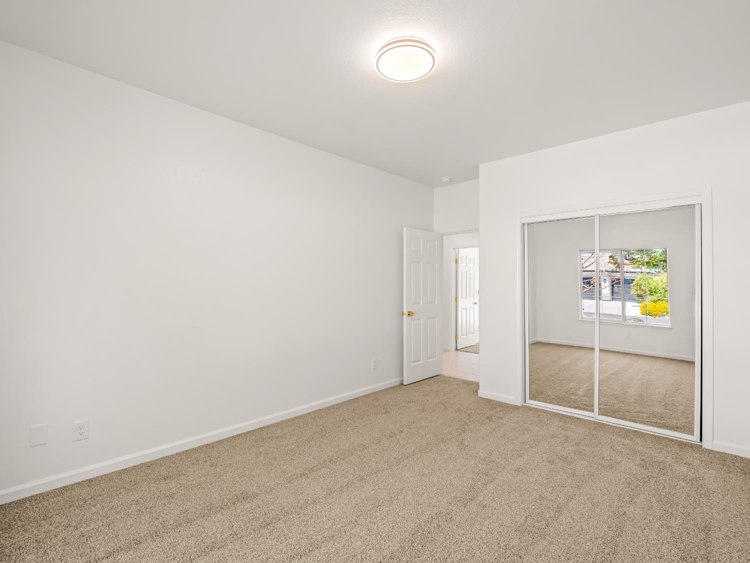2711 E Shea Dr, Fresno, CA 93720