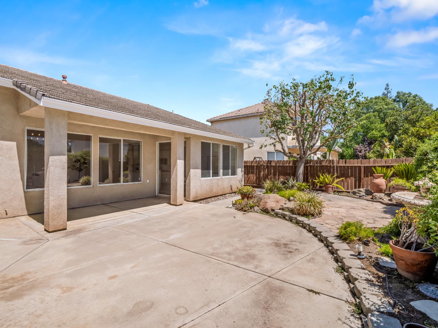2711 E Shea Dr, Fresno, CA 93720