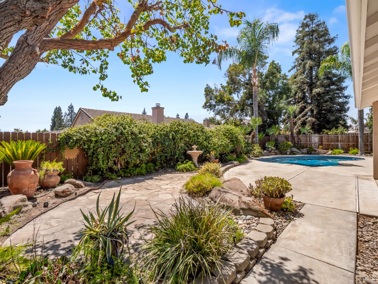 2711 E Shea Dr, Fresno, CA 93720