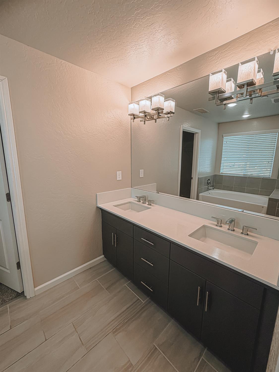 3335 Las Rosas Ave, Clovis, CA 93619