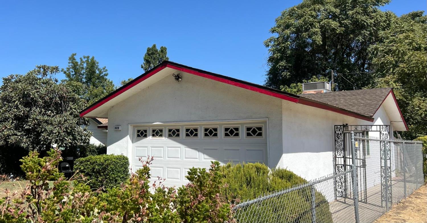 1029 E Cortland Ave, Fresno, CA 93704