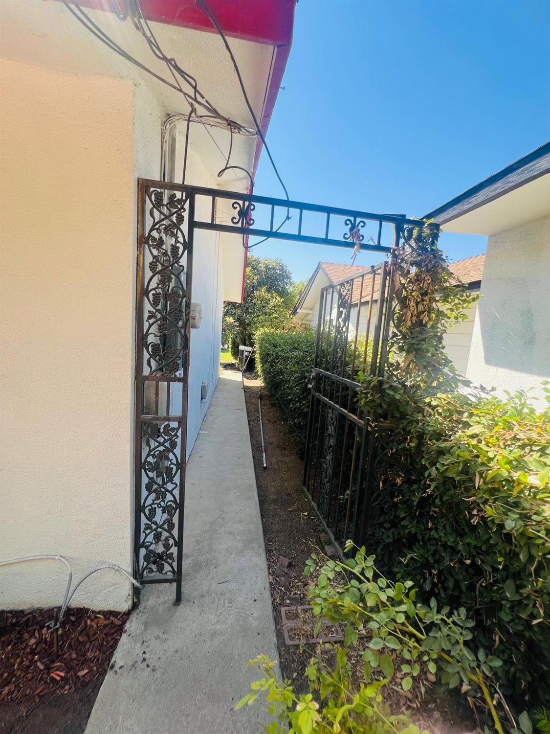 1029 E Cortland Ave, Fresno, CA 93704
