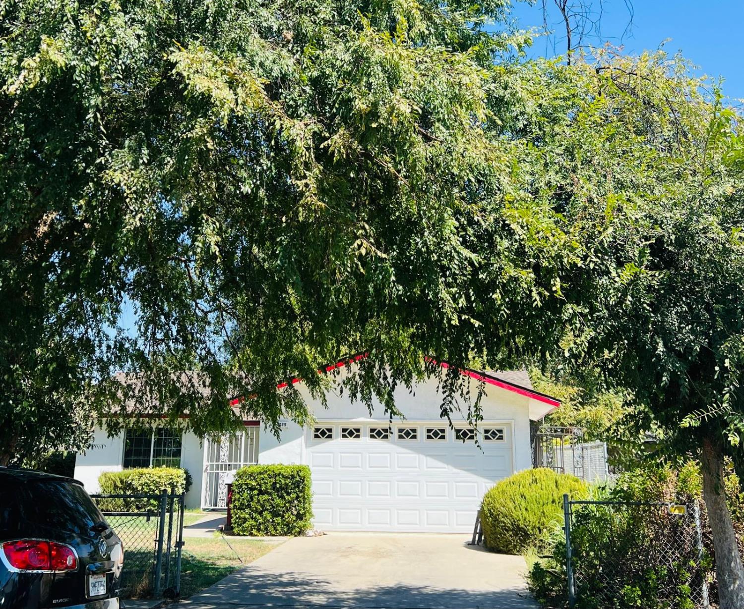 1029 E Cortland Ave, Fresno, CA 93704