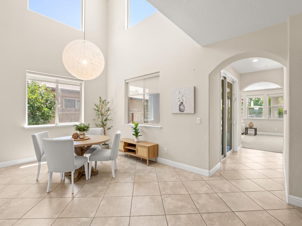 1229 E Via Roma Dr, Fresno, CA 93730