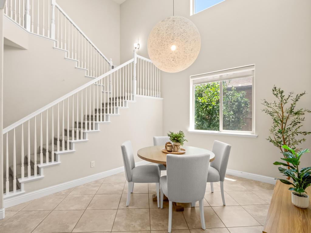 1229 E Via Roma Dr, Fresno, CA 93730