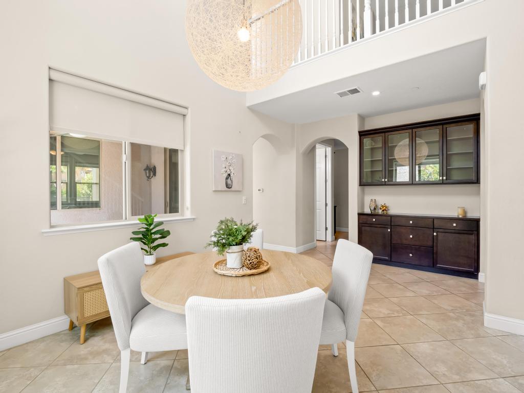 1229 E Via Roma Dr, Fresno, CA 93730