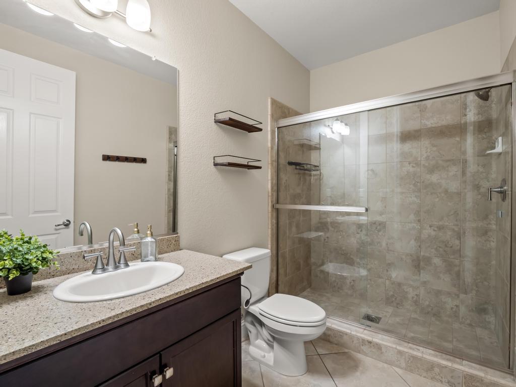 1229 E Via Roma Dr, Fresno, CA 93730