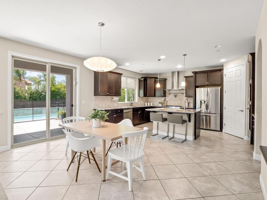 1229 E Via Roma Dr, Fresno, CA 93730