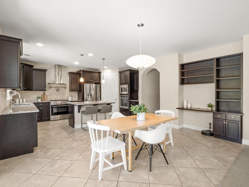 1229 E Via Roma Dr, Fresno, CA 93730