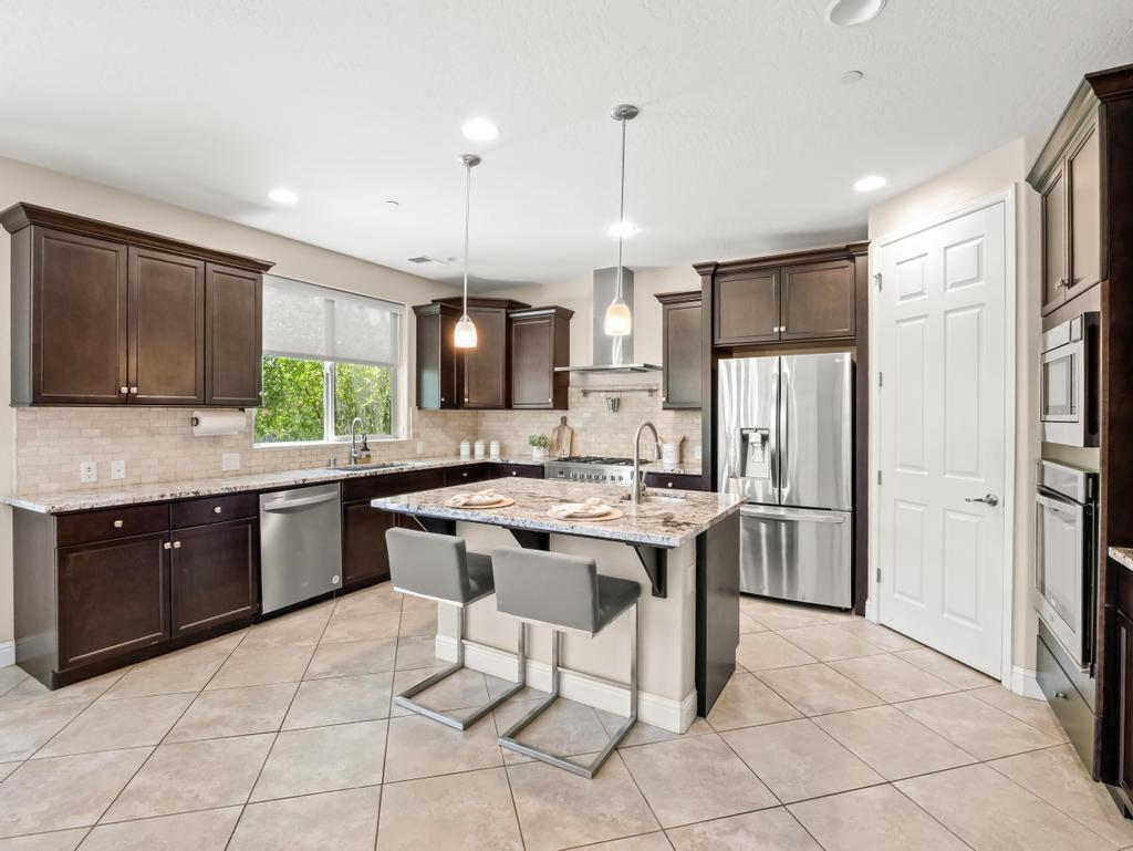1229 E Via Roma Dr, Fresno, CA 93730