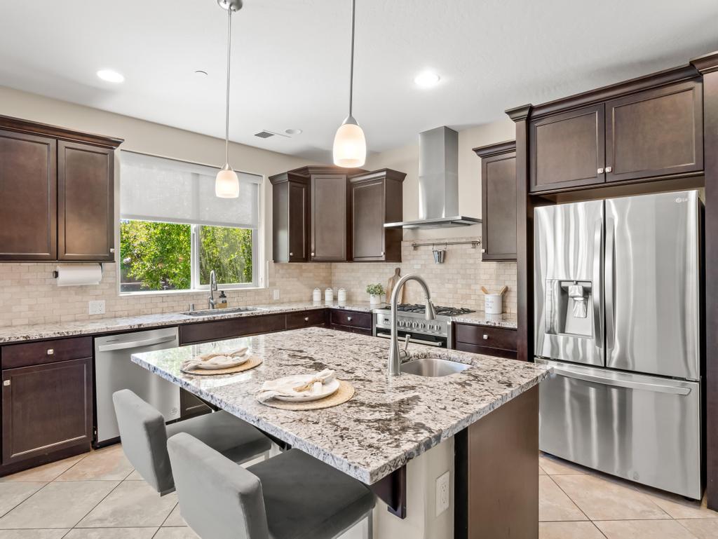 1229 E Via Roma Dr, Fresno, CA 93730