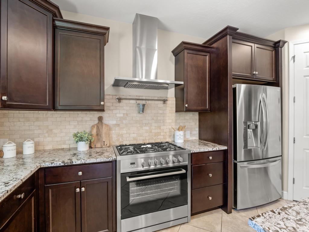 1229 E Via Roma Dr, Fresno, CA 93730