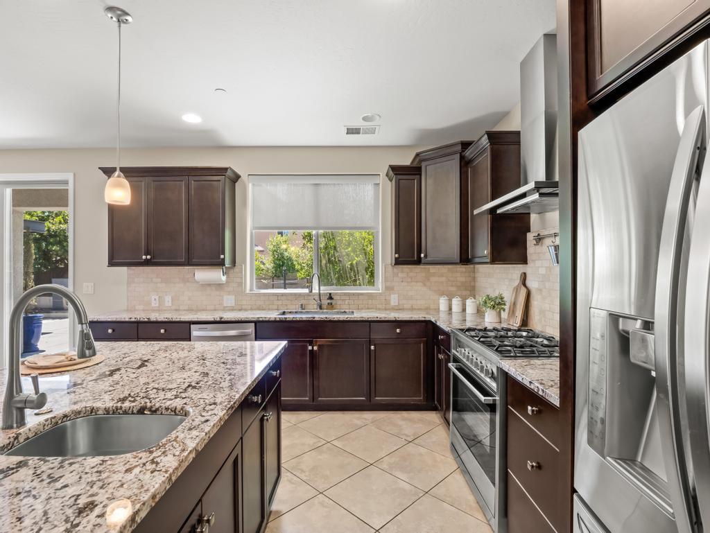 1229 E Via Roma Dr, Fresno, CA 93730