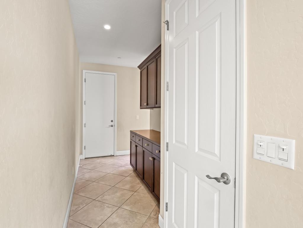 1229 E Via Roma Dr, Fresno, CA 93730